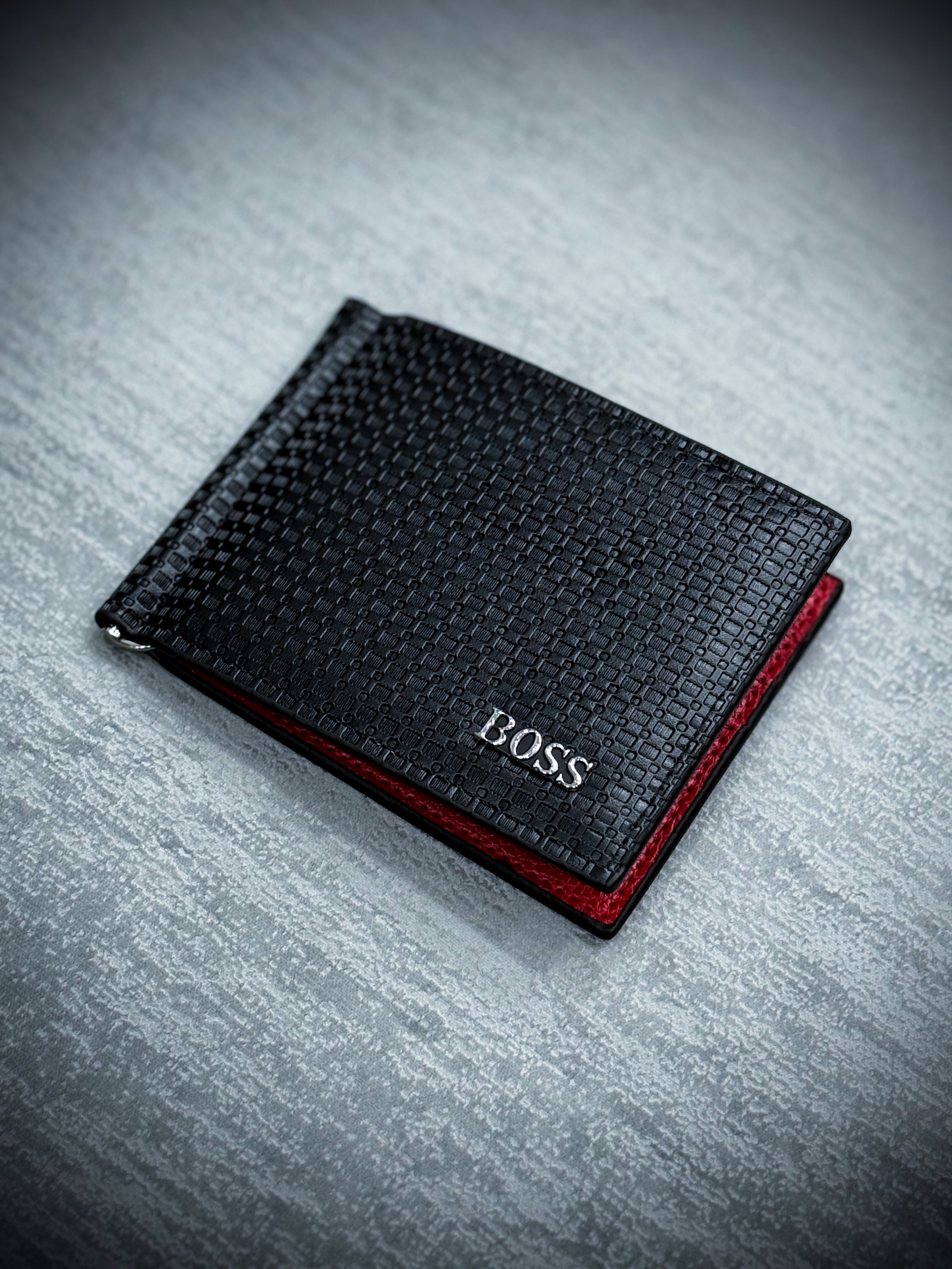 Billetera BOSS de cuero negro con detalles en rojo