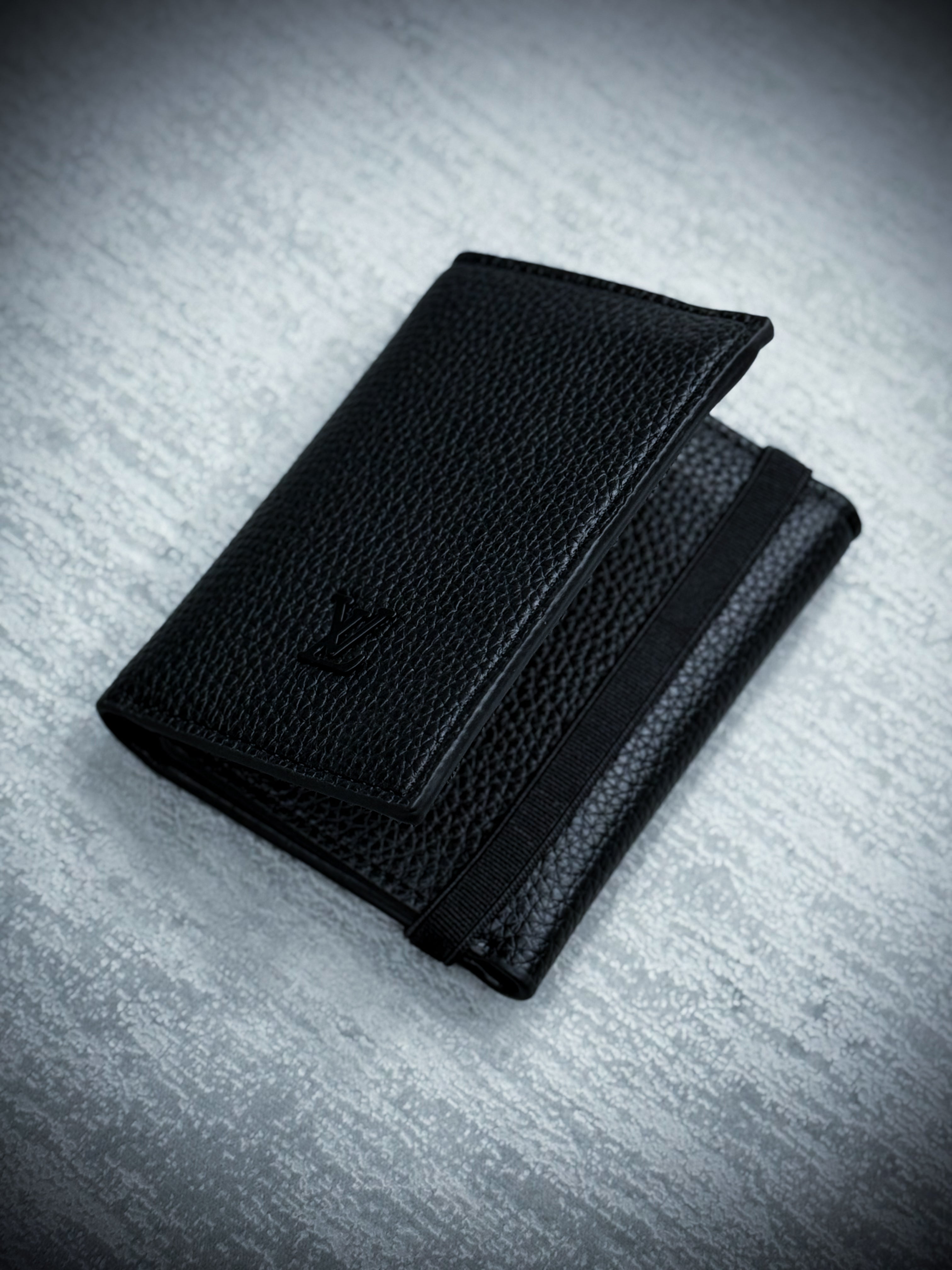 Billetera Victor en Cuero negro con logo LV grabado